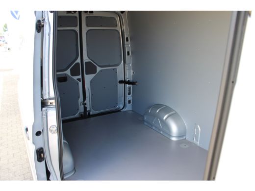 Volkswagen Crafter | Exclusive | L3 | 2.0 TDI 141 PK | Automaat | Glasrasteel van den Born | Trekhaak | Betonplex La... ActivLease financial lease