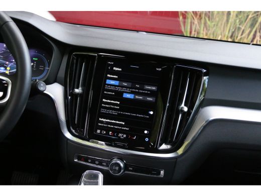 Volvo  V60 2.0 T6 Plug-in hybrid AWD Plus Dark | Panoramadak | Adaptive Cruise | Memory seats | Stuur/stoelv... ActivLease financial lease