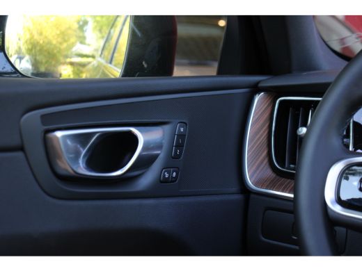 Volvo  XC60 2.0 T6 Plug-in hybrid AWD Plus Dark | Luchtvering | Stoelventilatie | Panoramadak | Trekhaak | 36... ActivLease financial lease