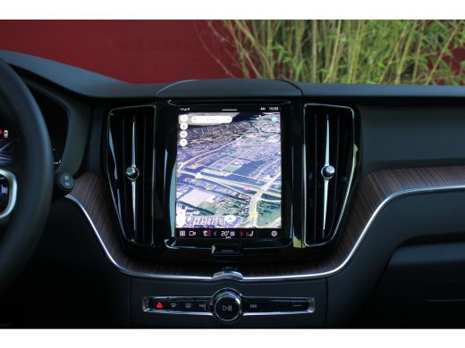 Volvo  XC60 2.0 T6 Plug-in hybrid AWD Plus Dark | Luchtvering | Stoelventilatie | Panoramadak | Trekhaak | 36... ActivLease financial lease