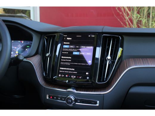 Volvo  XC60 2.0 T6 Plug-in hybrid AWD Plus Dark | Luchtvering | Stoelventilatie | Panoramadak | Trekhaak | 36... ActivLease financial lease