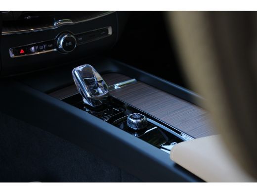 Volvo  XC60 2.0 T6 Plug-in hybrid AWD Plus Dark | Luchtvering | Stoelventilatie | Panoramadak | Trekhaak | 36... ActivLease financial lease