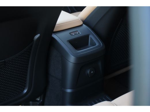 Volvo  XC60 2.0 T6 Plug-in hybrid AWD Plus Dark | Luchtvering | Stoelventilatie | Panoramadak | Trekhaak | 36... ActivLease financial lease