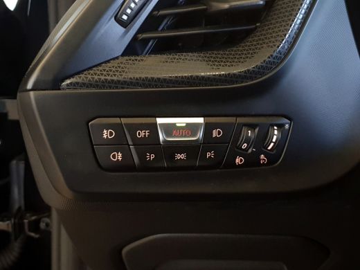 BMW 1-serie 118i Executive Edition | Cruise Control | Apple Carplay | Navigatie ActivLease financial lease
