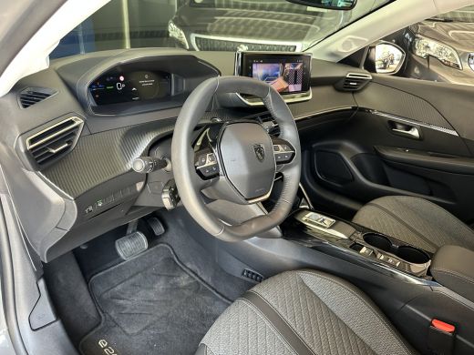 Peugeot e-208 EV Allure 51 kWh 3-Fase | 11 kW lader | Achterbank in delen neerklapbaar | Achteruitrijcamera ActivLease financial lease