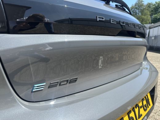 Peugeot e-208 EV Allure 51 kWh 3-Fase | 11 kW lader | Achterbank in delen neerklapbaar | Achteruitrijcamera ActivLease financial lease