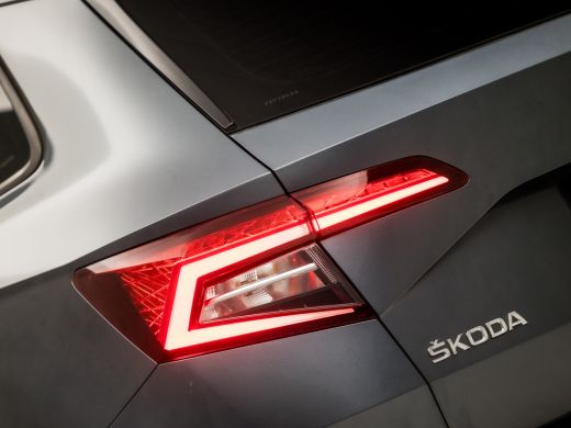 Skoda Karoq 1.5 TSI ACT Ambition Business 150Pk Automaat (APPLE CARPLAY, GROOT NAVI, CAMERA, TREKHAAK, SPORTS... ActivLease financial lease