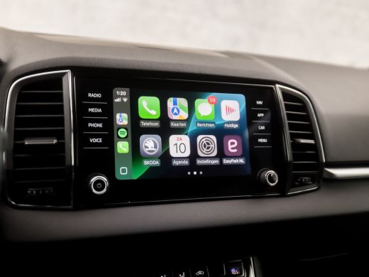 Skoda Karoq 1.5 TSI ACT Ambition Business 150Pk Automaat (APPLE CARPLAY, GROOT NAVI, CAMERA, TREKHAAK, SPORTS... ActivLease financial lease