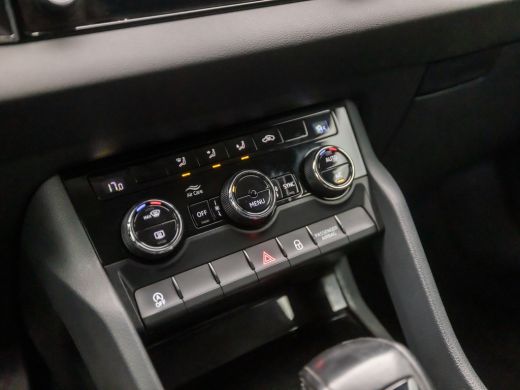 Skoda Karoq 1.5 TSI ACT Ambition Business 150Pk Automaat (APPLE CARPLAY, GROOT NAVI, CAMERA, TREKHAAK, SPORTS... ActivLease financial lease