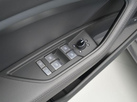 Audi e-tron e-tron 50 quattro Launch edition plus 71 kWh Trekhaak Panoramadak Lederen bekleding Luchtvering ActivLease financial lease