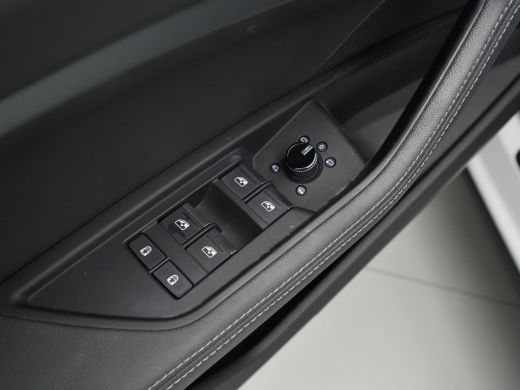 Audi e-tron e-tron 55 quattro advanced 95 kWh Navigatie Leder Camera Stoelverwarming 42 ActivLease financial lease