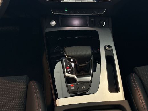 Audi Q5 55 367pk TFSI e S edition Competition | Rood gespoten remzadels | Assistentiepakket City Parking ... ActivLease financial lease