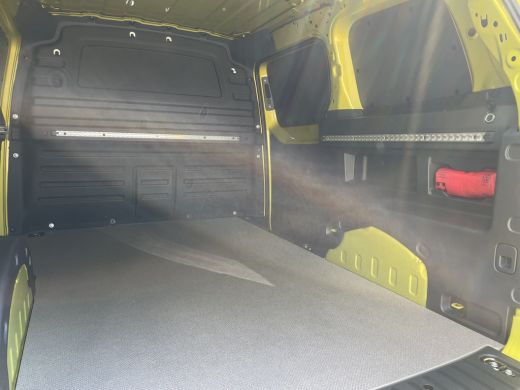 Volkswagen ID. Buzz Cargo Cargo Bulli edition 79 kWh Actieprijs! | 360 Camera | App Connect | Trekhaak | 3 Zits ActivLease financial lease