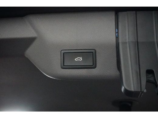 Volkswagen Multivan 1.4 eHybrid 218 pk L2H1 7p | Trekhaak uitklapbaar | Cruise control adaptief | Achtereuitrijcamera | ActivLease financial lease
