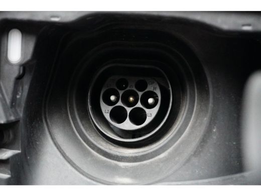 Volkswagen Multivan 1.4 eHybrid 218 pk L2H1 7p | Trekhaak uitklapbaar | Cruise control adaptief | Achtereuitrijcamera | ActivLease financial lease