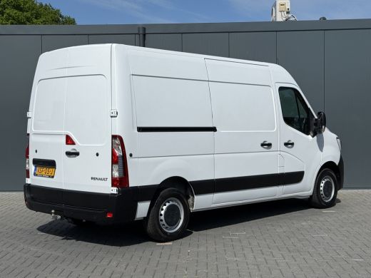 Renault Master T35 2.3 dCi 135 PK / L2H2 / 1e EIG. / TREKHAAK / AIRCO / 3-ZITS / NAVI / LED / NETTE BUS ActivLease financial lease