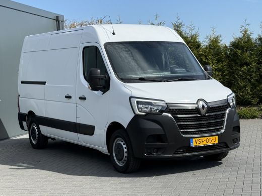 Renault Master T35 2.3 dCi 135 PK / L2H2 / 1e EIG. / TREKHAAK / AIRCO / 3-ZITS / NAVI / LED / NETTE BUS ActivLease financial lease