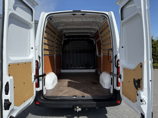 Renault Master T35 2.3 dCi 135 PK / L2H2 / 1e EIG. / TREKHAAK / AIRCO / 3-ZITS / NAVI / LED / NETTE BUS ActivLease financial lease