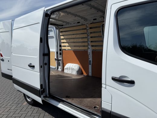 Renault Master T35 2.3 dCi 135 PK / L2H2 / 1e EIG. / TREKHAAK / AIRCO / 3-ZITS / NAVI / LED / NETTE BUS ActivLease financial lease