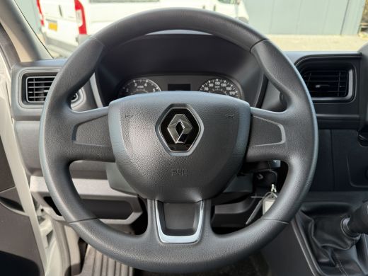 Renault Master T35 2.3 dCi 135 PK / L2H2 / 1e EIG. / TREKHAAK / AIRCO / 3-ZITS / NAVI / LED / NETTE BUS ActivLease financial lease
