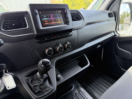 Renault Master T35 2.3 dCi 135 PK / L2H2 / 1e EIG. / TREKHAAK / AIRCO / 3-ZITS / NAVI / LED / NETTE BUS ActivLease financial lease