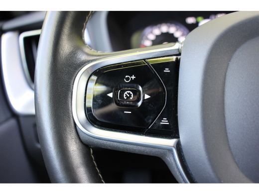 Volvo  XC60 2.0 T8 Twin Engine AWD R-Design LUCHTVERING | PANO DAK | ELEKTR. TREKHAAK | STOELVERWARMING | LED... ActivLease financial lease