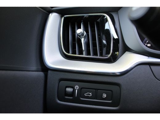 Volvo  XC60 2.0 T8 Twin Engine AWD R-Design LUCHTVERING | PANO DAK | ELEKTR. TREKHAAK | STOELVERWARMING | LED... ActivLease financial lease