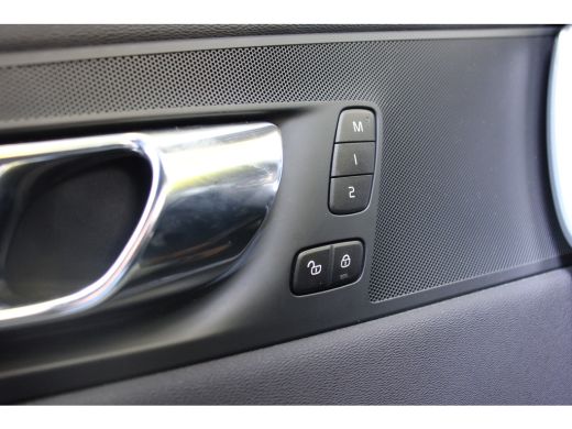Volvo  XC60 2.0 T8 Twin Engine AWD R-Design LUCHTVERING | PANO DAK | ELEKTR. TREKHAAK | STOELVERWARMING | LED... ActivLease financial lease