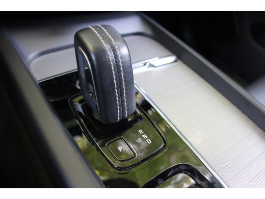 Volvo  XC60 2.0 T8 Twin Engine AWD R-Design LUCHTVERING | PANO DAK | ELEKTR. TREKHAAK | STOELVERWARMING | LED... ActivLease financial lease
