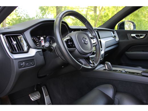 Volvo  XC60 2.0 T8 Twin Engine AWD R-Design LUCHTVERING | PANO DAK | ELEKTR. TREKHAAK | STOELVERWARMING | LED... ActivLease financial lease