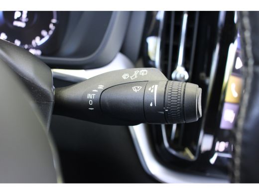 Volvo  XC60 2.0 T8 Twin Engine AWD R-Design LUCHTVERING | PANO DAK | ELEKTR. TREKHAAK | STOELVERWARMING | LED... ActivLease financial lease