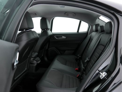 Alfa Romeo Giulia 2.0T Super Black-Line 200 Pk Aut. *NAVI-FULLMAP | 1/2-LEATHER | DAB | ECC | PDC | CRUISE | COMFOR... ActivLease financial lease
