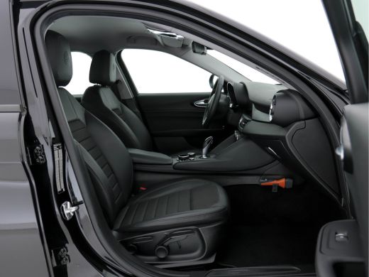 Alfa Romeo Giulia 2.0T Super Black-Line 200 Pk Aut. *NAVI-FULLMAP | 1/2-LEATHER | DAB | ECC | PDC | CRUISE | COMFOR... ActivLease financial lease