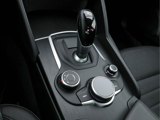 Alfa Romeo Giulia 2.0T Super Black-Line 200 Pk Aut. *NAVI-FULLMAP | 1/2-LEATHER | DAB | ECC | PDC | CRUISE | COMFOR... ActivLease financial lease