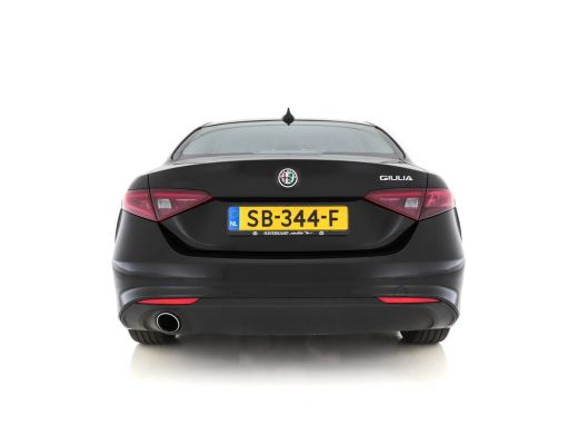 Alfa Romeo Giulia 2.0T Super Black-Line 200 Pk Aut. *NAVI-FULLMAP | 1/2-LEATHER | DAB | ECC | PDC | CRUISE | COMFOR... ActivLease financial lease