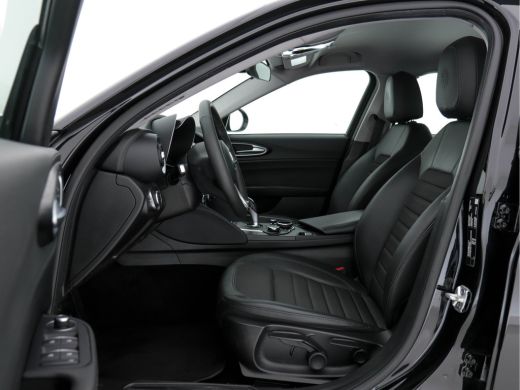 Alfa Romeo Giulia 2.0T Super Black-Line 200 Pk Aut. *NAVI-FULLMAP | 1/2-LEATHER | DAB | ECC | PDC | CRUISE | COMFOR... ActivLease financial lease