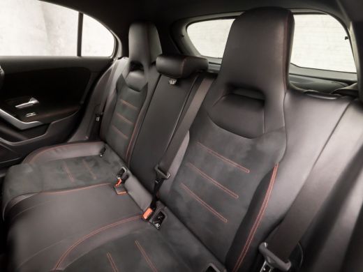 Mercedes-Benz A-Klasse 180 AMG Sport Night Upgrade Automaat (APPLE CARPLAY, GROOT NAVI, CAMERA, LEDER/ALCANTARA, DIAMOND... ActivLease financial lease