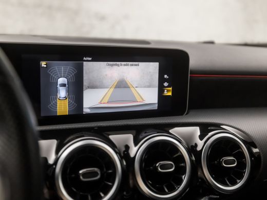 Mercedes-Benz A-Klasse 180 AMG Sport Night Upgrade Automaat (APPLE CARPLAY, GROOT NAVI, CAMERA, LEDER/ALCANTARA, DIAMOND... ActivLease financial lease