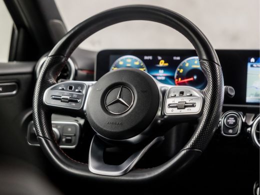 Mercedes-Benz A-Klasse 180 AMG Sport Night Upgrade Automaat (APPLE CARPLAY, GROOT NAVI, CAMERA, LEDER/ALCANTARA, DIAMOND... ActivLease financial lease