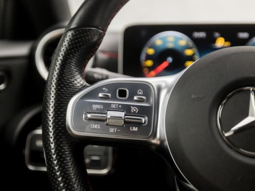 Mercedes-Benz A-Klasse 180 AMG Sport Night Upgrade Automaat (APPLE CARPLAY, GROOT NAVI, CAMERA, LEDER/ALCANTARA, DIAMOND... ActivLease financial lease