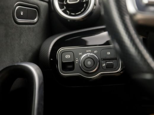 Mercedes-Benz A-Klasse 180 AMG Sport Night Upgrade Automaat (APPLE CARPLAY, GROOT NAVI, CAMERA, LEDER/ALCANTARA, DIAMOND... ActivLease financial lease