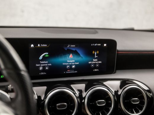 Mercedes-Benz A-Klasse 180 AMG Sport Night Upgrade Automaat (APPLE CARPLAY, GROOT NAVI, CAMERA, LEDER/ALCANTARA, DIAMOND... ActivLease financial lease