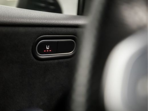 Mercedes-Benz A-Klasse 180 AMG Sport Night Upgrade Automaat (APPLE CARPLAY, GROOT NAVI, CAMERA, LEDER/ALCANTARA, DIAMOND... ActivLease financial lease
