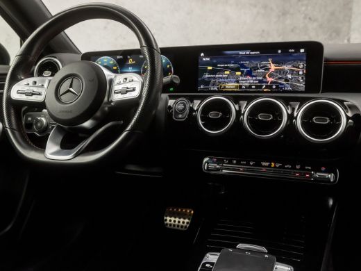 Mercedes-Benz A-Klasse 180 AMG Sport Night Upgrade Automaat (APPLE CARPLAY, GROOT NAVI, CAMERA, LEDER/ALCANTARA, DIAMOND... ActivLease financial lease