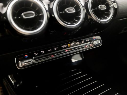 Mercedes-Benz A-Klasse 180 AMG Sport Night Upgrade Automaat (APPLE CARPLAY, GROOT NAVI, CAMERA, LEDER/ALCANTARA, DIAMOND... ActivLease financial lease