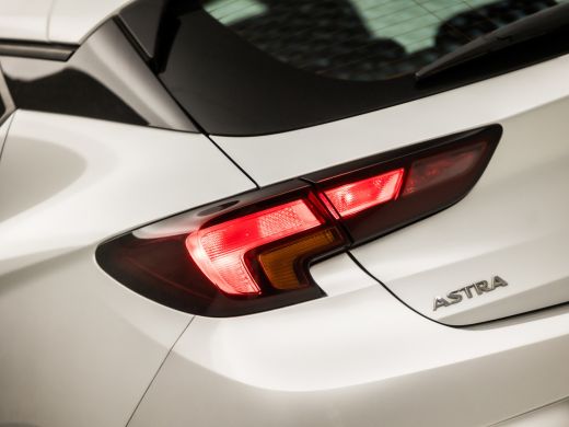 Opel Astra 1.2 Edition (APPLE CARPLAY, NAVIGATIE, MATRIX LED KOPLAMPEN, CAMERA, SPORTSTOELEN, LM VELGEN, PAR... ActivLease financial lease