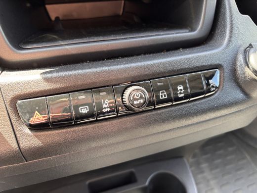 Peugeot Boxer 2.2 BlueHDi 140 S&S L2H2 3.5t | BPM VRIJ | AUTOMAAT | LAADRUIMTE INGERICHT | | 2 zitplaatsen rech... ActivLease financial lease