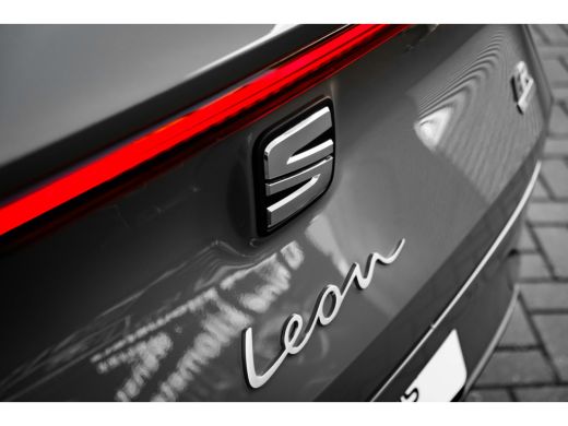 Seat Leon FR PHEV First Edition | Achteruitrijcamera | Automatisch dimmende binnenspiegel | Dakhemel uitgev... ActivLease financial lease