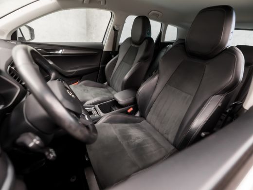 Skoda Karoq 1.0 TSI Sport Deluxe Automaat (APPLE CARPLAY, GROOT NAVI, CAMERA, LEDER/ALCANTARA, STOELVERWARMIN... ActivLease financial lease
