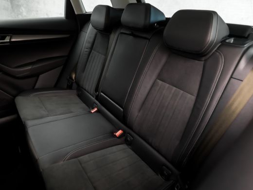 Skoda Karoq 1.0 TSI Sport Deluxe Automaat (APPLE CARPLAY, GROOT NAVI, CAMERA, LEDER/ALCANTARA, STOELVERWARMIN... ActivLease financial lease